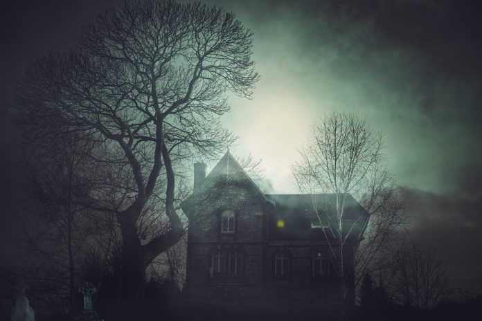 An image of a house in the fog evocative of The House In The Mist By Anna Katharine Green