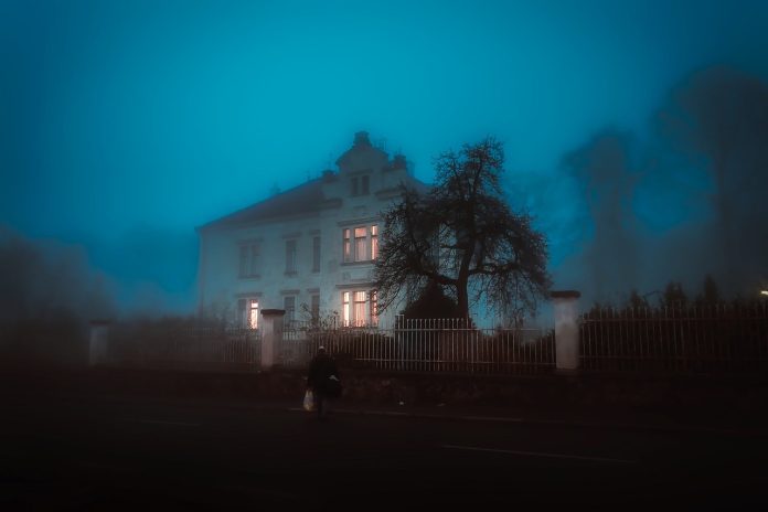 An atmospheric and eerie image of a desolate house like the one in The Hermit of —— Street by Anna Katharine Green